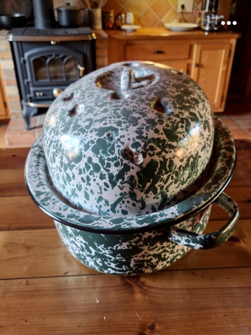 Green and White Speckled Enamelware Dutch Oven Cooking Pot with Lid